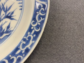 Une assiette en porcelaine de Chine en bleu et blanc au caract&egrave;re 'Shou' entour&eacute; des 'Trois amis de l'hiver', Tianqi/Chongzhen